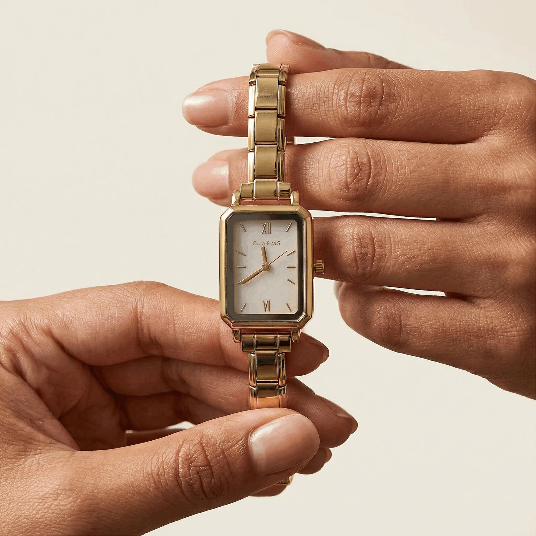 Como – Kultainen valkoisella kellotaululla