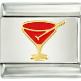 Punainen cocktail kultaisessa lasissaan